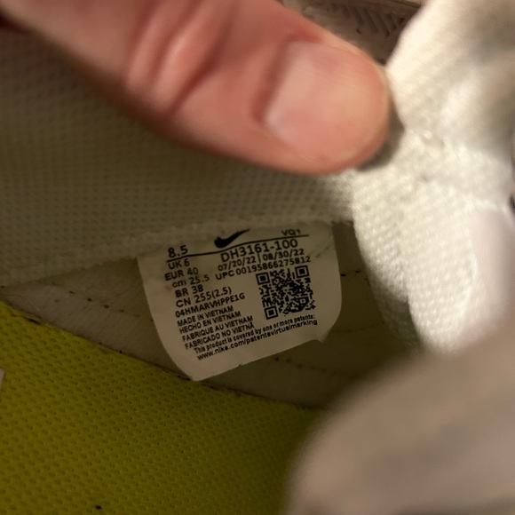 Women’s Nike shoes size 8 1/2 very good condition - Picture 3 of 3